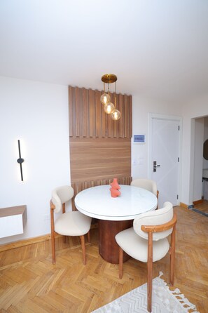 Classic-sviitti | Ruokailu omassa huoneessa