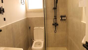 Chuveiro, produtos de toalete grátis, secador de cabelo