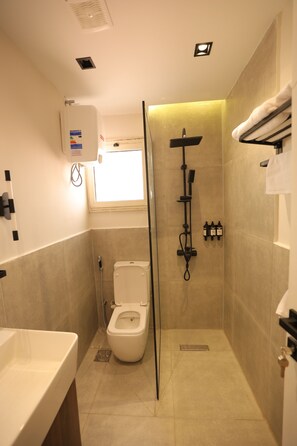 Ducha, artículos de tocador gratuitos, secador de pelo, toallas