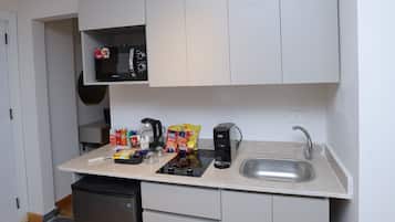 Habitación clásica | Cocina básica privada | Frigorífico pequeño, microondas, placa de cocina y utensilios de cocina
