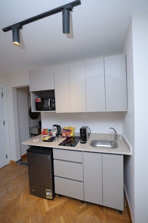 Classic Room | Private kitchenette | Mini-fridge, microwave, stovetop, cookware/dishes/utensils