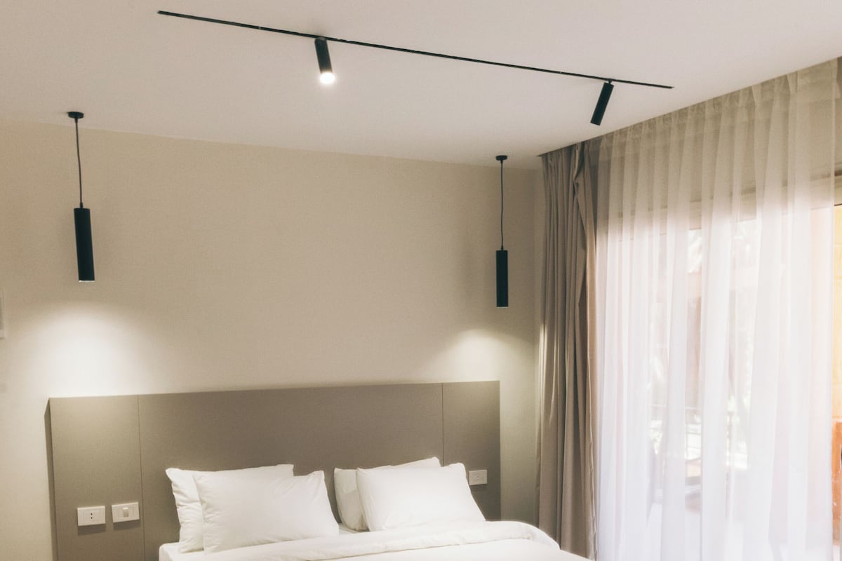 Habitación Deluxe, vista a la alberca | Escritorio, cortinas blackout y tabla de planchar con plancha