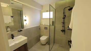 Habitación Deluxe, vistas a la piscina | Baño | Ducha, artículos de higiene personal gratuitos y secador de pelo
