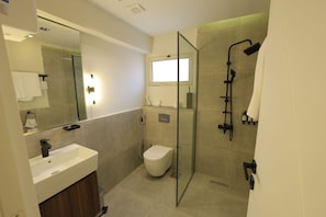 Quarto luxo, vista para a piscina | Banheiro | Chuveiro, produtos de toalete grátis, secador de cabelo