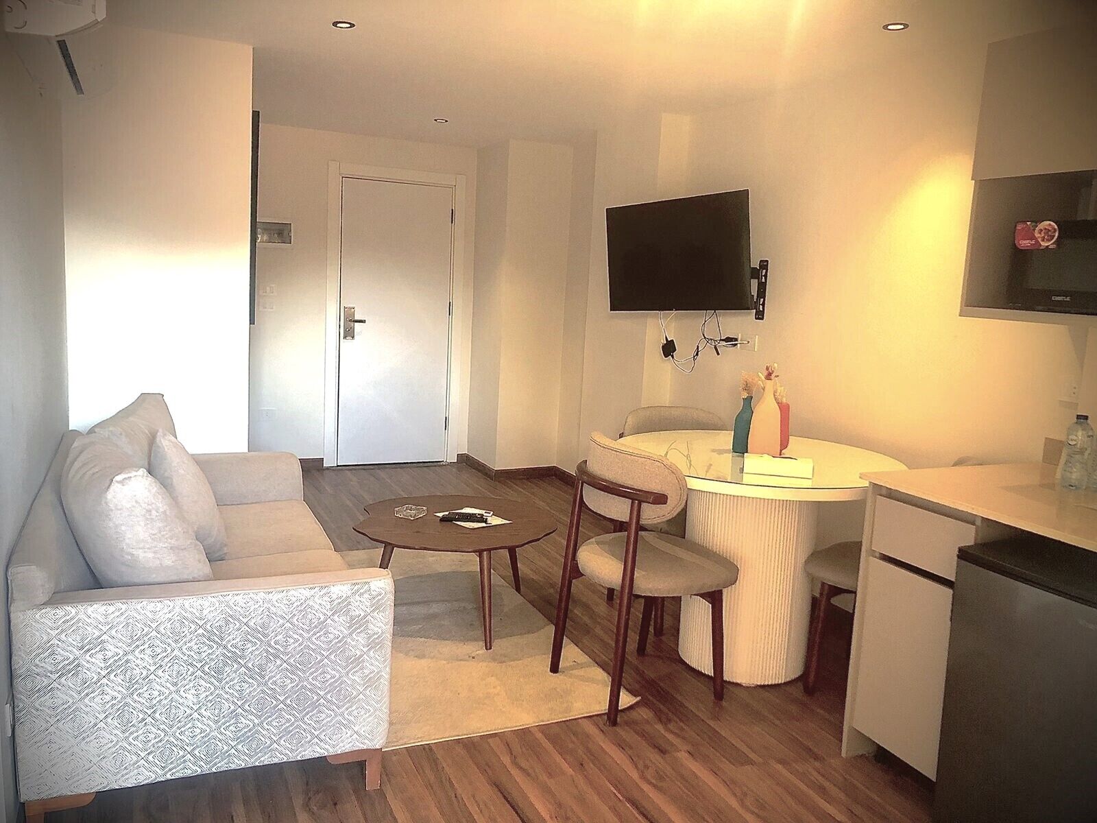 Deluxe Suite, Pool View | Living area