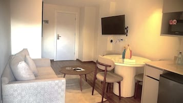 Deluxe Suite, Pool View | Living area