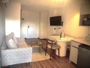 Suite – deluxe, bassengutsikt | Oppholdsområde