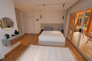 Quarto luxo, vista para a piscina | Escrivaninha, cortinas blackout, ferros/tábuas de passar roupa
