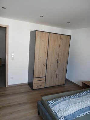 1 bedroom, travel crib, free WiFi, bed sheets - Modern vacation apartment in Kehl, 60m2 comfort on one level (Weißenburg in Bayern)