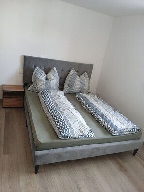 1 bedroom, travel cot, free WiFi, bed sheets