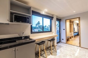 Refrigerador, microondas, placa de cocina, tetera/pava eléctrica