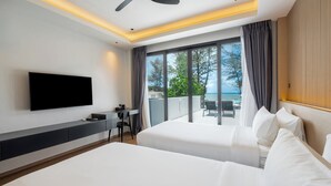 Una habitación de hotel moderna con dos camas, un televisor de pantalla plana, un escritorio y un balcón con vistas al mar.