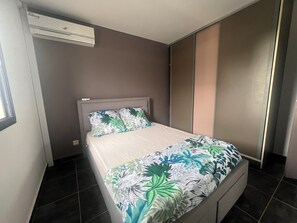 2 habitaciones, tabla de planchar con plancha y cuna de viaje