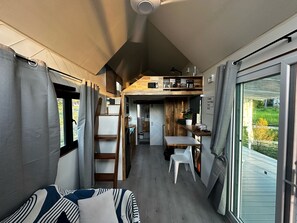 2 عدّة غرف نوم وخزنة داخل الغرفة ومكتب وواي فاي مجانًا