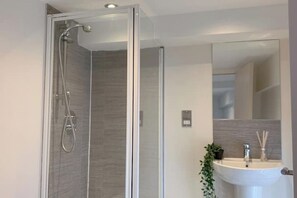 Dusche, Haartrockner, Handtücher, Seife