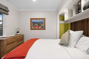 3 bedrooms, iron/ironing board, free WiFi, bed sheets