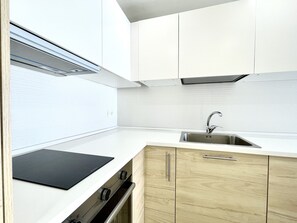 Fridge, cookware/dishes/utensils