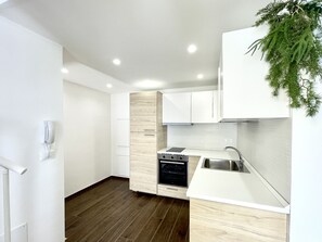 Réfrigérateur, batterie de cuisine, vaisselle et ustensiles