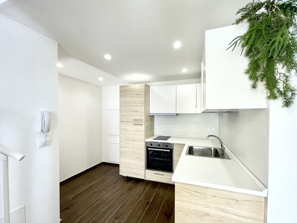 Fridge, cookware/dishes/utensils