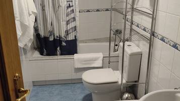 Een douche, een haardroger, een bidet, handdoeken