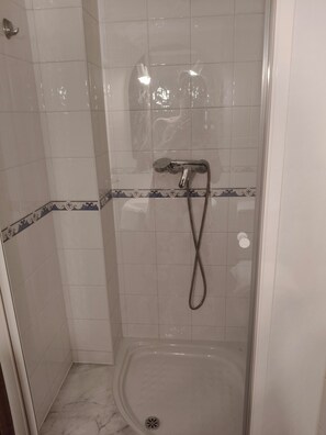 Doccia, asciugacapelli, bidet, asciugamani