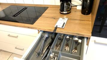 Mikrowelle, Ofen, Herdplatte, Geschirrspüler