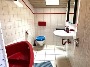 Secador de cabelo, toalhas de banho, papel higiênico 