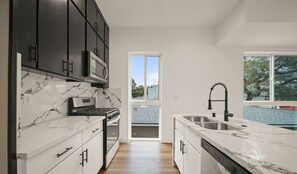 Lavavajillas, cafetera y tetera y utensilios de cocina 