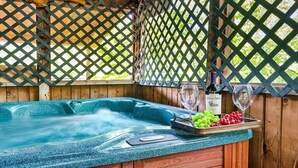 Un jacuzzi con cubierta de madera y fondo de celosía.