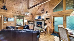 Smart TV, fireplace - Moonshine Mountain – Cozy Cabin Across from Soaky Mountain Water Park (Sevierville)