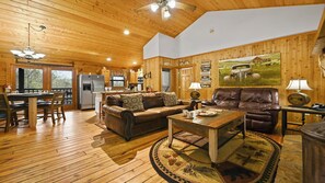 Smart TV, fireplace - Home Sweet Home – 2BR Across street from Soaky Mtn Water park & Near Dollywood (Sevierville)