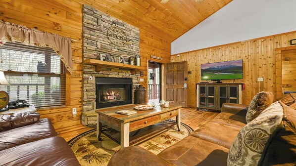 Smart TV, fireplace - Home Sweet Home – 2BR Across street from Soaky Mtn Water park & Near Dollywood (Sevierville)