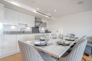Dining - Marylebone Station Luxury 3Bed 2Bath + Central AC (London)