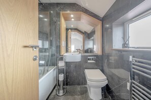 Hair dryer, towels, soap, toilet paper - Marylebone Station Luxury 3Bed 2Bath + Central AC (London)
