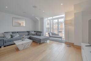 Living area - Marylebone Station Luxury 3Bed 2Bath + Central AC (London)