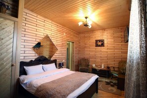 Comfort-Doppelzimmer, Balkon, Gartenblick | Verdunkelungsvorhänge, schallisolierte Zimmer, Bügeleisen/Bügelbrett