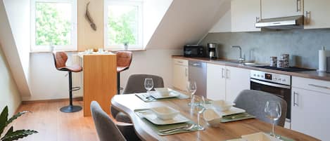 Mikroaaltouuni, liesi, astianpesukone