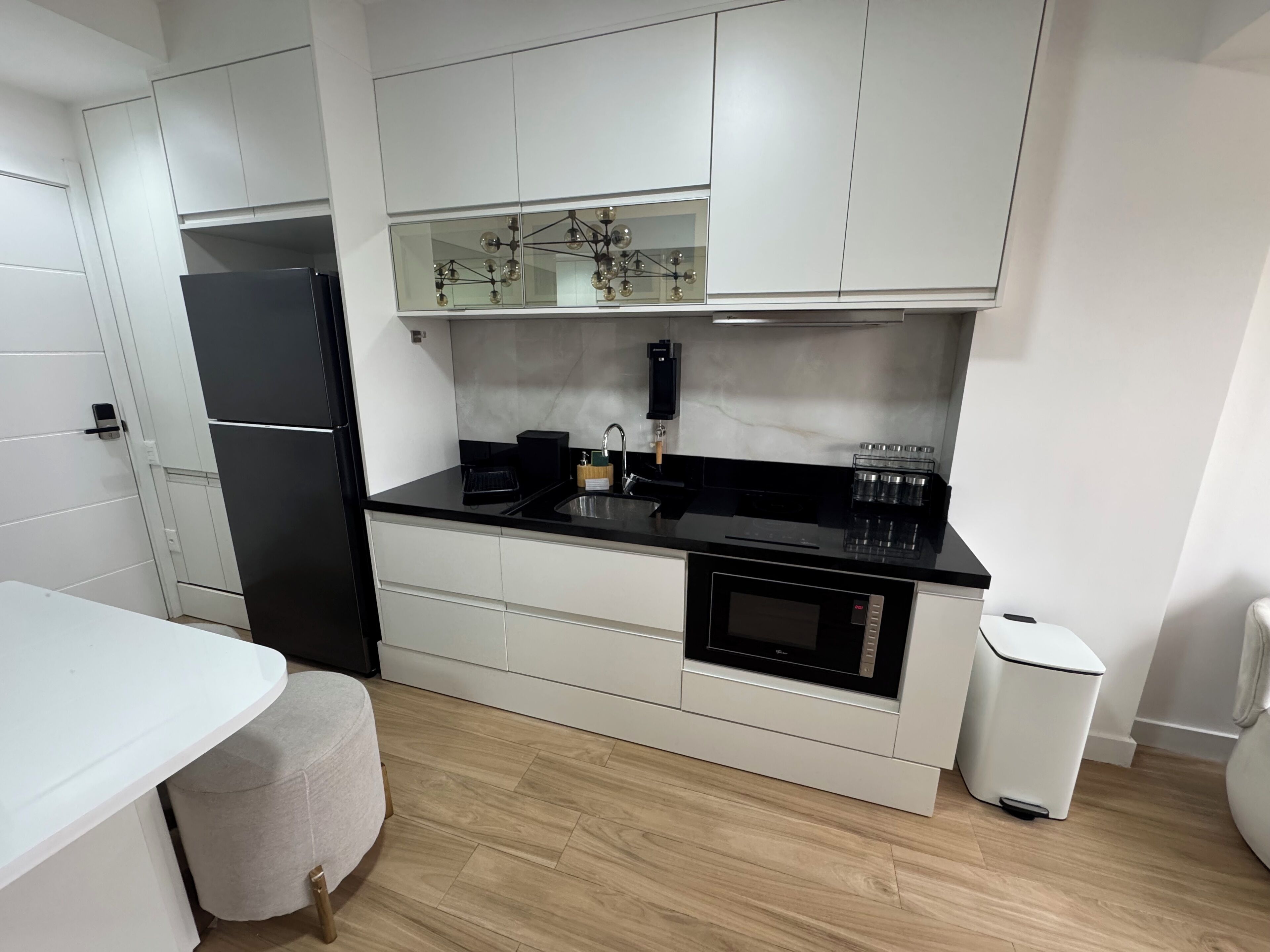 Geladeira, micro-ondas, cooktop, cafeteira/chaleira