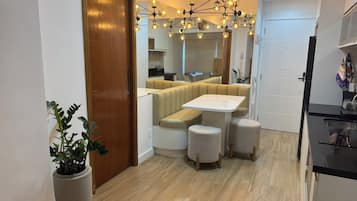 Geladeira, micro-ondas, cooktop, cafeteira/chaleira