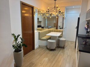 Jääkaappi, mikroaaltouuni, liesi, kahvin-/teenkeitin