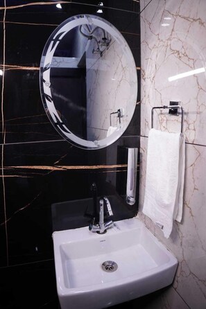 Shower, free toiletries, towels, soap - Hotel Amazing House (New Delhi)