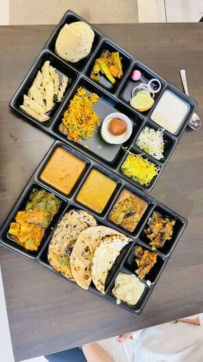 Desayuno para llevar (INR 200 por persona) 