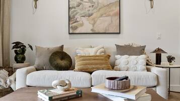 Smart TV, fireplace, stereo