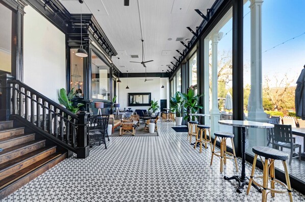 Outdoor dining - Winter Napa Luxury • Renovated Condo • Golf Views (Napa)