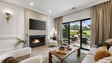 Smart TV, fireplace, stereo