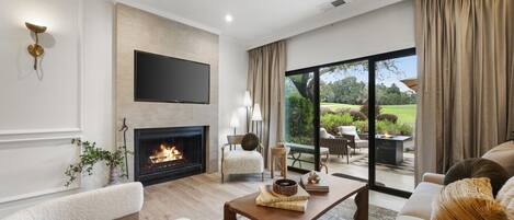 Smart TV, chimenea y estéreo