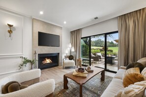 Smart TV, fireplace, stereo