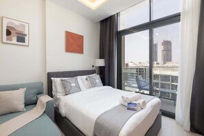 Tabla de planchar con plancha, wifi y ropa de cama 