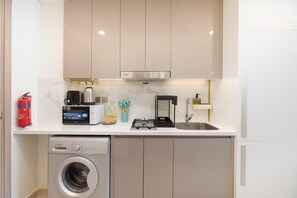 Réfrigérateur, four à micro-ondes, un four, surface de cuisson