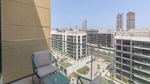Un balcón con vistas a edificios modernos y un cielo despejado.